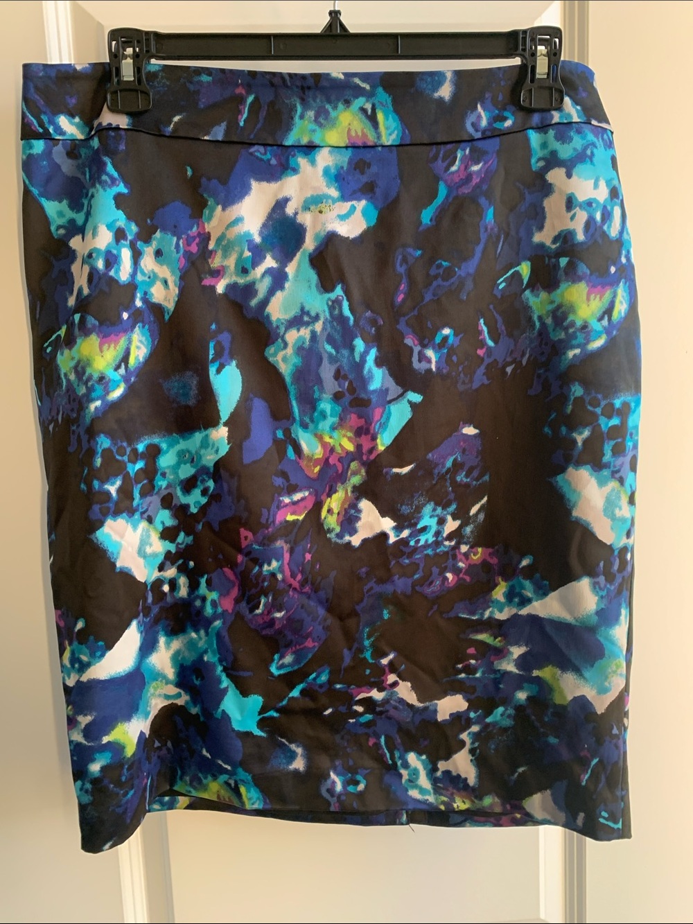 Reitmans Satiny Black Multicolor Abstract Print Pencil Skirt